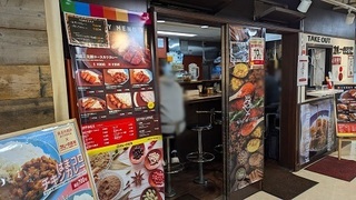 名前が爪痕残るカレー店だが...