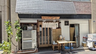 行列ができる蕎麦屋のカツ丼